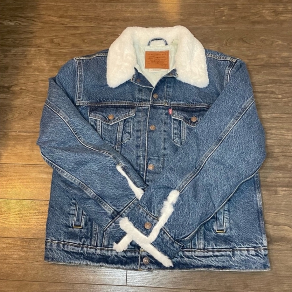 Levi’s fully lined Faux Fur collar medium wash Denim trucker boyfriend Jacket
